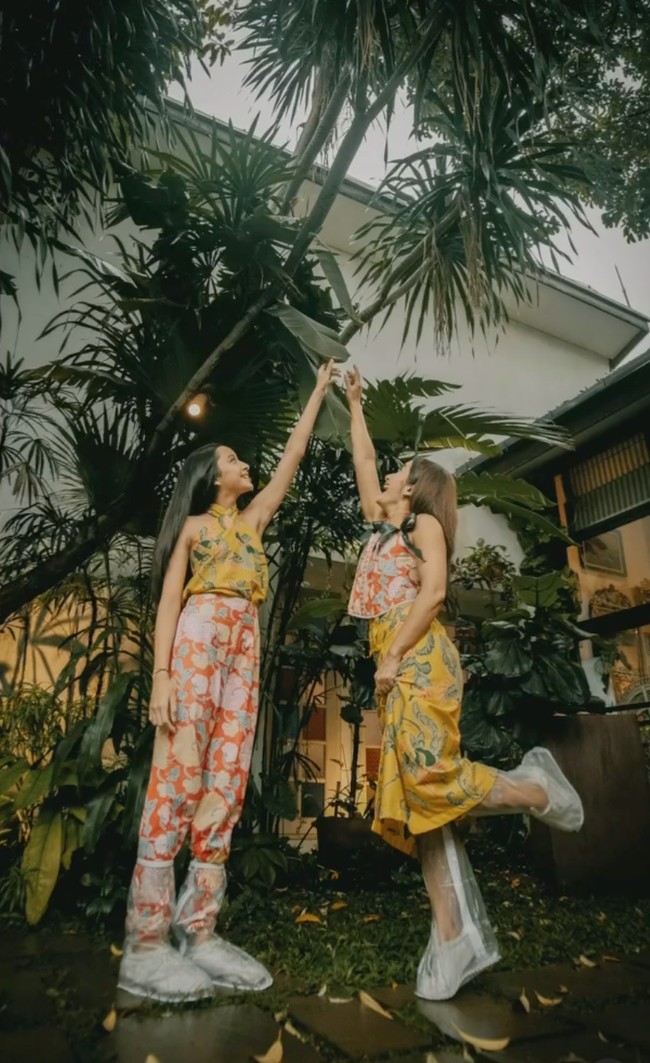 Diketahui pemotretan tersebut dibantu oleh fotografer ‘thephotoworks’. Sementara untuk pakaiannya Widi memercayakan ‘wajuattire’. Foto: Instagram/@widimulia