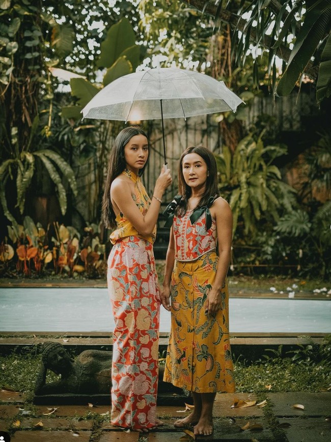 Melalui akun Instagram pribadinya istri aktor Dwi Sasono, Widi Mulia membagikan pemotretan terbaru dirinya dan putrinya yang sudah remaja, Widuri Puteri. Gaya keduanya disebut-sebut bak kakak-adik alih-alih ibu dan anak. Foto: Instagram/@widimulia