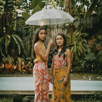 Melalui akun Instagram pribadinya istri aktor Dwi Sasono, Widi Mulia membagikan pemotretan terbaru dirinya dan putrinya yang sudah remaja, Widuri Puteri. Gaya keduanya disebut-sebut bak kakak-adik alih-alih ibu dan anak. Foto: Instagram/@widimulia