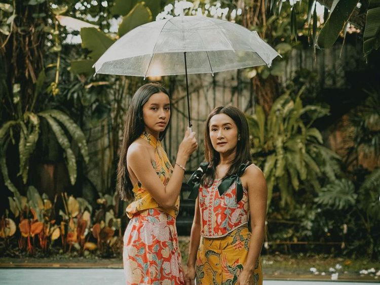 7 Pemotretan Terbaru Widi Mulia & Putrinya yang Sudah Remaja, Bak Kakak-Adik