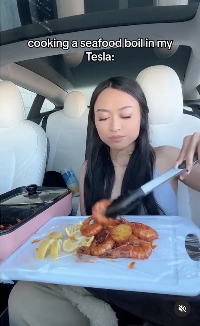 Wow! Wanita ini menunjukkan bagaimana dia bisa memasak makanan laut di dalam mobil listrik