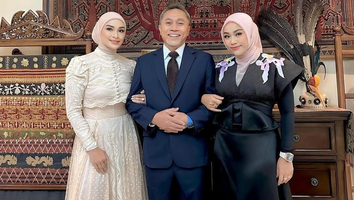 Zulkifli Hasan dan kedua putrinya