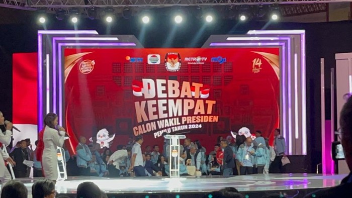 2 kali Gibran makan pisang saat jeda debat keempat Pilpres 2024