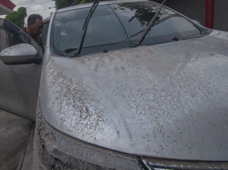 Merapi Erupsi Lagi, Abu Vulkanik Tutupi Kendaraan Warga