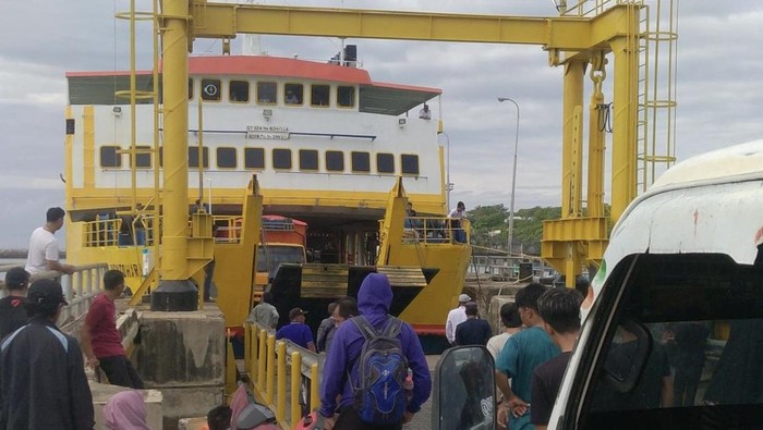 Aktifitas pelayaran di Pelabuhan Bira, Bulukumba, Sulsel.