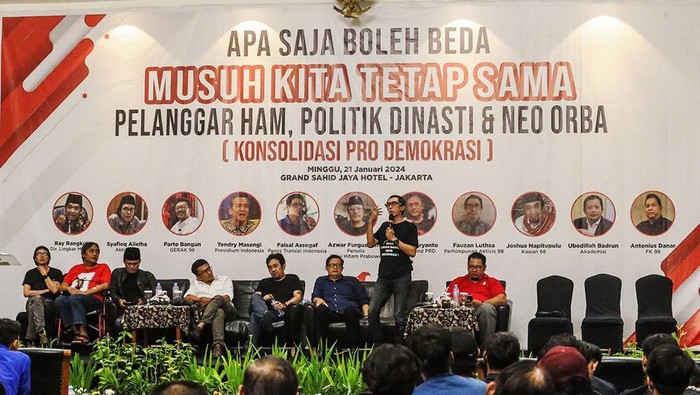 Aktivis 98 dan Mahasiswa Gelar Mimbar Konsolidasi Pro Demokrasi Ratusan mahasiswa hingga aktivis 98 bersatu menggelar acara mimbar konsolidasi pro demokrasi di Grand Sahid Jaya, Sudirman, Jakarta, Minggu (21/1/2024).