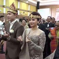 Resepsi tersebut digelar ketika Anggi tengah hamil muda. Meski demikian pelantun lagu Tak Segampang Itu tetap terlihat aktif dan bersemangat mengikuti rangkaian prosesi dengan menggunakan adat Batak. Foto: YouTube/Kenjiro dan Anggi