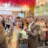 Pesta pernikahan Anggi dan Kenji itu juga tampak ramai dihadiri oleh keluarga dan kerabat. Diketahui bahwa resepsi tersebut digelar di Batam. Foto: Instagram/@kenjiganessha