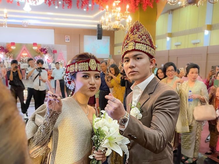 7 Foto Resepsi Adat Batak Anggi Marito & Kenji, Bumil Cantik Pakai Sortali
