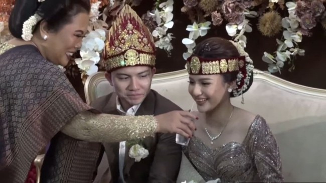 Momen perayaan pernikahan Anggi dan Kenji itu dibagikan melalui live di YouTube Kenjiro & Anggi. Setelah melalui berbagai prosesi pesta adat, Anggi kini resmi menjadi Nyonya Pasaribu Br. Simanjuntak. Foto: YouTube/Kenjiro dan Anggi