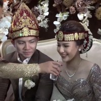 Momen perayaan pernikahan Anggi dan Kenji itu dibagikan melalui live di YouTube Kenjiro & Anggi. Setelah melalui berbagai prosesi pesta adat, Anggi kini resmi menjadi Nyonya Pasaribu Br. Simanjuntak. Foto: YouTube/Kenjiro dan Anggi