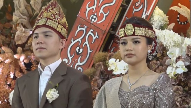 Sebelum menggelar resepsi adat Batak, Anggi dan Kenji sudah menggelar resepsi dengan tema Internasional. Tepat di hari raya Natal, Anggi dan suami juga mengumumkan kabar kehamilannya. Berbagai ucapan selamat pun diberikan oleh para netizen dan kerabat. Foto: YouTube/Kenjiro dan Anggi