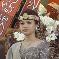 Sebelum menggelar resepsi adat Batak, Anggi dan Kenji sudah menggelar resepsi dengan tema Internasional. Tepat di hari raya Natal, Anggi dan suami juga mengumumkan kabar kehamilannya. Berbagai ucapan selamat pun diberikan oleh para netizen dan kerabat. Foto: YouTube/Kenjiro dan Anggi