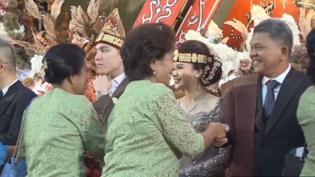Terlihat para tamu yang bersalaman dengan mempelai dan keluarga sebelum berfoto bersama. Foto: YouTube/Kenjiro dan Anggi