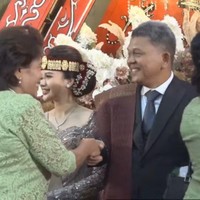 Terlihat para tamu yang bersalaman dengan mempelai dan keluarga sebelum berfoto bersama. Foto: YouTube/Kenjiro dan Anggi