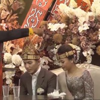 Anggi Marito dan Kenji Ganessha sebelumnya diketahui telah menggelar pemberkatan pernikahan pada 18 November 2023. Namun resepsinya yang mengusung adat Batak baru digelar pada Sabtu (20/1/24). Foto: YouTube/Kenjiro dan Anggi