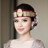 Di hari spesialnya itu Anggi tampil cantik mengenakan pakaian rancangan Christie Basil. Penampilannya semakin memukau dengan riasan wajah natural glam dan lipstik nude. Tak lupa Anggi juga mengenakan ikat kepala khas adat Batak atau Sortali. Foto: Instagram/@anggimarito