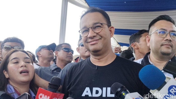 Anies Baswedan memberikan keterangan pers usai kampanye akbar di Tangerang.