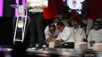 Anies Bisik-bisik ke Timnya Saat Debat Cawapres, Ada Apa?