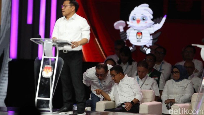 Anies Baswedan terlihat duduk di belakang Muhaimin Iskandar (Cak Imin) saat debat cawapres di JCC, Jakarta, Minggu (21/1/2024).