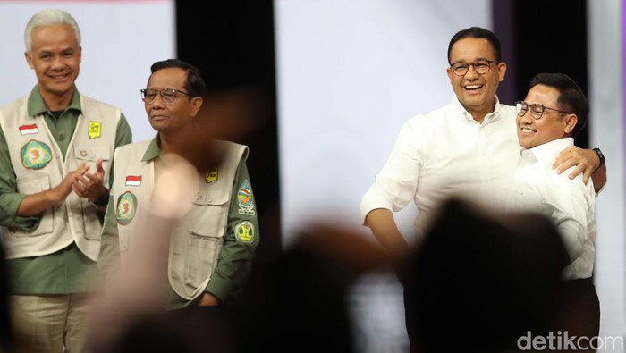 Capres nomor urut 1 Anies Baswedan memeluk cawapres Muhaimin Iskandar (Cak Imin) setelah debat cawapres di JCC, Jakarta, Minggu (21/1/2024).