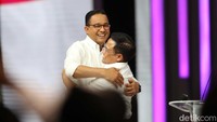 Anies dan Cak Imin pun terlihat saling berpelukan.
