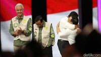 Capres nomor urut 1 Anies Baswedan memeluk cawapres Muhaimin Iskandar (Cak Imin) setelah debat cawapres di JCC, Jakarta, Minggu (21/1/2024).
