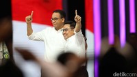 Anies terlihat merangkul Cak Imin. 
