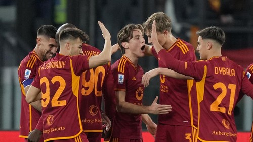 Romas Lorenzo Pellegrini, left, celebrates with his teammates after scoring his sides second goal during the Series A soccer match between Roma and Hellas Verona at the Rome Olympic stadium, Saturday, Jan. 20, 2024. (AP Photo/Andrew Medichini)