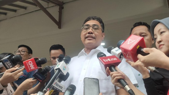 Assisten Coach Timnas AMIN, Jazilul Fawaid, mengatakan sebaiknya cawapres 01 Muhaimin Iskandar (Cak Imin) tak perlu sungkan dengan anak Pak Lurah. (Dwi Rahmawati/detikcom)