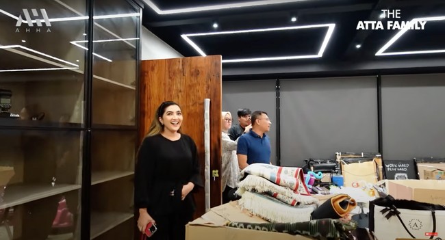 Ketika sampai Anang dan Ashanty juga langsung memuji rumah baru Atta dan Aurel tersebut. “Kak rumahnya enak banget,” ucap Ashanty.  Foto: YouTube/AH