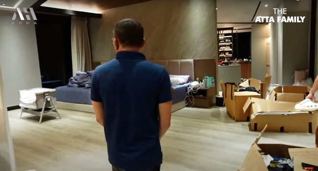 Anang pun diajak berkeliling oleh Atta. Salah satu yang diperlihatkannya ialah kamar tidur Atta dan Aurel yang super luas. Di kamar tersebut juga terdapat ruangan khusus untuk walk in closet yang tak kalah luas. Foto: YouTube/AH