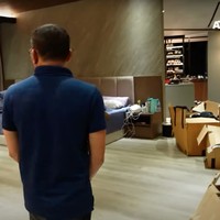 Anang pun diajak berkeliling oleh Atta. Salah satu yang diperlihatkannya ialah kamar tidur Atta dan Aurel yang super luas. Di kamar tersebut juga terdapat ruangan khusus untuk walk in closet yang tak kalah luas. Foto: YouTube/AH