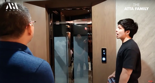 Luas dan mewah, rumah baru Atta dan Aurel itu juga dilengkapi dengan sebuah lift. Atta juga mengatakan jika desain di rumahnya itu tidak boleh berwarna putih, hanya hitam, abu-abu, dan coklat. Foto: YouTube/AH