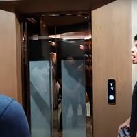 Luas dan mewah, rumah baru Atta dan Aurel itu juga dilengkapi dengan sebuah lift. Atta juga mengatakan jika desain di rumahnya itu tidak boleh berwarna putih, hanya hitam, abu-abu, dan coklat. Foto: YouTube/AH