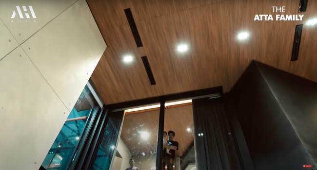 Punya desain yang unik dan tak biasa, Anang dan keluarganya pun tampak terpana ketika masuk dan melihat rumah baru Atta dan Aurel. Diketahui bahwa desain tersebut memang sengaja dipiilih Atta agar berbeda dan tak sama dengan rumah-rumah pada umumnya. Foto: YouTube/AH