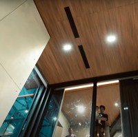 Punya desain yang unik dan tak biasa, Anang dan keluarganya pun tampak terpana ketika masuk dan melihat rumah baru Atta dan Aurel. Diketahui bahwa desain tersebut memang sengaja dipiilih Atta agar berbeda dan tak sama dengan rumah-rumah pada umumnya. Foto: YouTube/AH