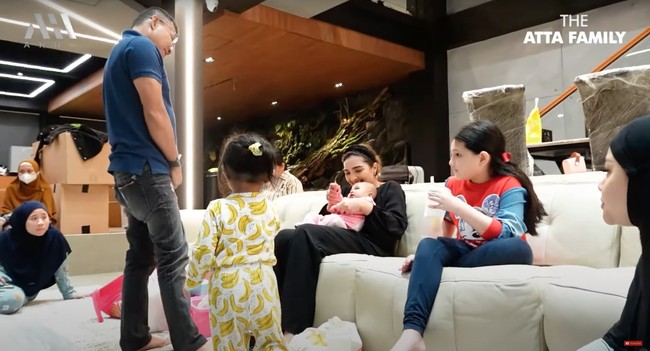 Tak hanya sekedar untuk melihat-lihat rumah baru Aurel, kedatangan Anang dan Ashanty juga untuk bermain dengan kedua cucu mereka, Ameena dan Azzura. Foto: YouTube/AH