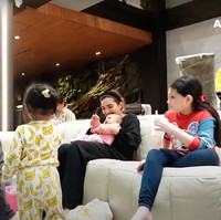 Tak hanya sekedar untuk melihat-lihat rumah baru Aurel, kedatangan Anang dan Ashanty juga untuk bermain dengan kedua cucu mereka, Ameena dan Azzura. Foto: YouTube/AH