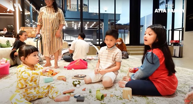 Keluarga Anang-Ashanty akhirnya berkunjung ke rumah baru milik Atta dan Aurel. Walaupun baru pertama kali berkunjung namun anak-anak Anang dan Ashanty terlihat sudah nyaman dan betah berada di sana. Foto: YouTube/AH
