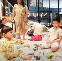 Keluarga Anang-Ashanty akhirnya berkunjung ke rumah baru milik Atta dan Aurel. Walaupun baru pertama kali berkunjung namun anak-anak Anang dan Ashanty terlihat sudah nyaman dan betah berada di sana. Foto: YouTube/AH