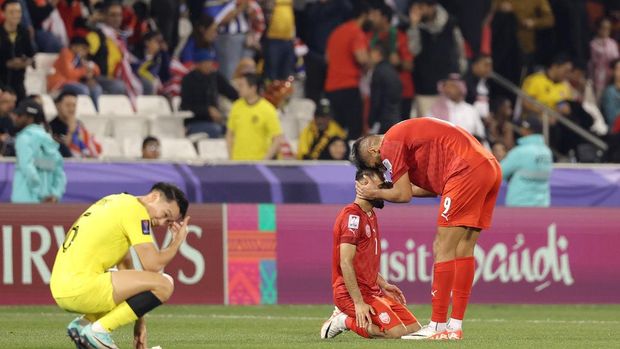 DOHA, QATAR - JANUARY 20: Ali Madan and Abdulla Yusuf Helal of Bahrain celebrate following the team's victory during the AFC Asian Cup Group E match between Bahrain and Malaysia at Jassim Bin Hamad Stadium on January 20, 2024 in Doha, Qatar. (Photo by Lintao Zhang/Getty Images)
