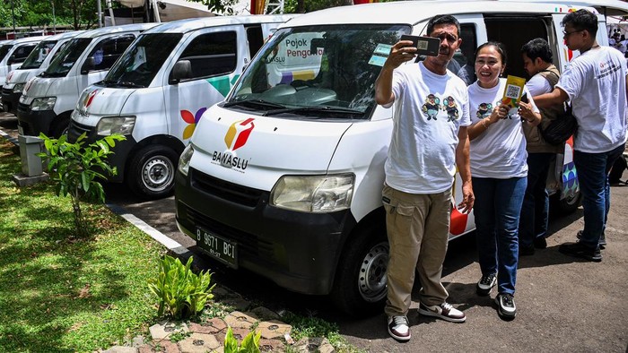 Warga berbincang di dekat mobil Pojok Pengawasan Bawaslu di Thamrin 10, Jakarta, Minggu (21/1/2024).  Bawaslu meluncurkan 20 mobil Pojok Pengawasan Pemilu yang akan didistribusikan ke Bawaslu daerah DKI Jakarta, Jawa Barat dan Banten untuk mengedukasi masyarakat terkait pengawasan serta pelaporan apabila terdapat pelanggaran dalam Pemilu 2024. ANTARA FOTO/Sulthony Hasanuddin/rwa.
