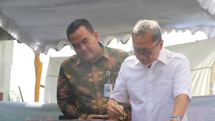 Bupati Blora Arief Rohman mendampingi Mendag Zulhas dalam acara peresmian pasar rakyat Cepu induk