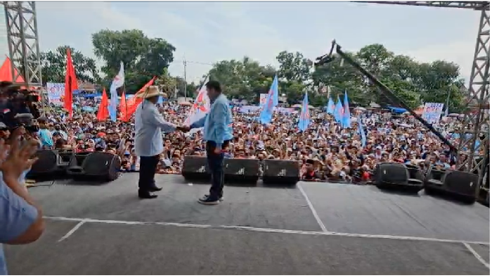 Calon presiden nomor urut 2, Prabowo Subianto, berkampanye di Majalengka, Jawa Barat. Tampak eks Politikus PDIP, Maruarar Sirait, turut mendampingi Prabowo menyapa warga Majalengka.