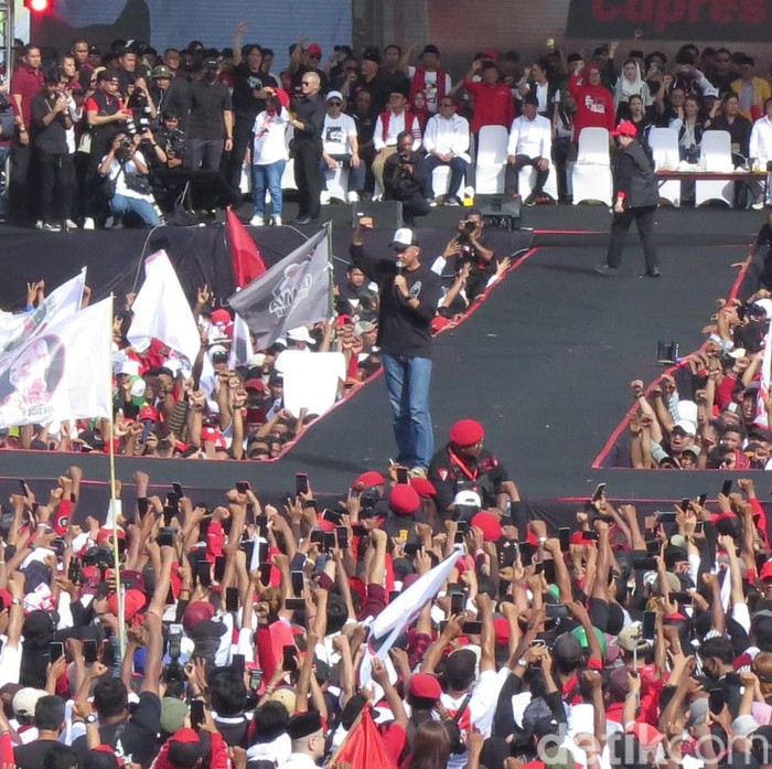 Capres nomor urut 03 Ganjar Pranowo dalam kampanye akbar di GOR Delta