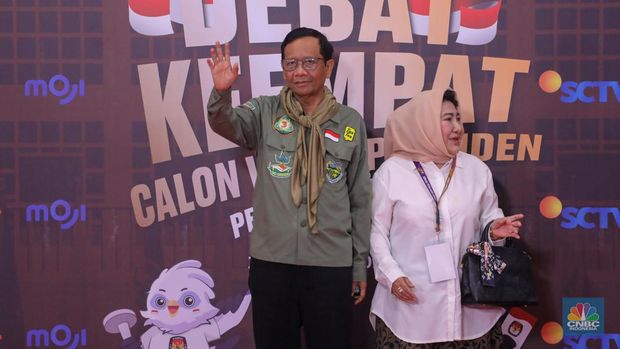 Cawapres Mahfud MD tiba di JCC Senayan, Jakarta, Minggu (21/1/2024). (CNBC Indonesia/Faisal Rahman)