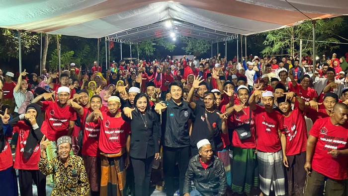 Chandra Astan, Caleg DPR RI PDIP saat bersama warga