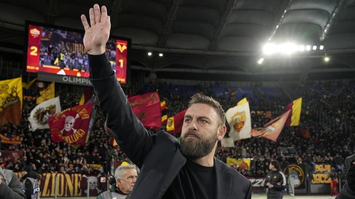 Daniele De Rossi Romas head coach Daniele De Rossi waves supporters at the end of the Series A soccer match between Roma and Hellas Verona at the Rome Olympic stadium, Saturday, Jan. 20, 2024. Roma won 2-1. (AP Photo/Andrew Medichini)