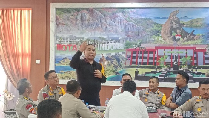 Dansat Brimob Polda NTT Kombes Ferry Raymond Ukoli saat menyampaikan keterangannya di Mapolda NTT, Kupang, Jumat (19/1/2024).